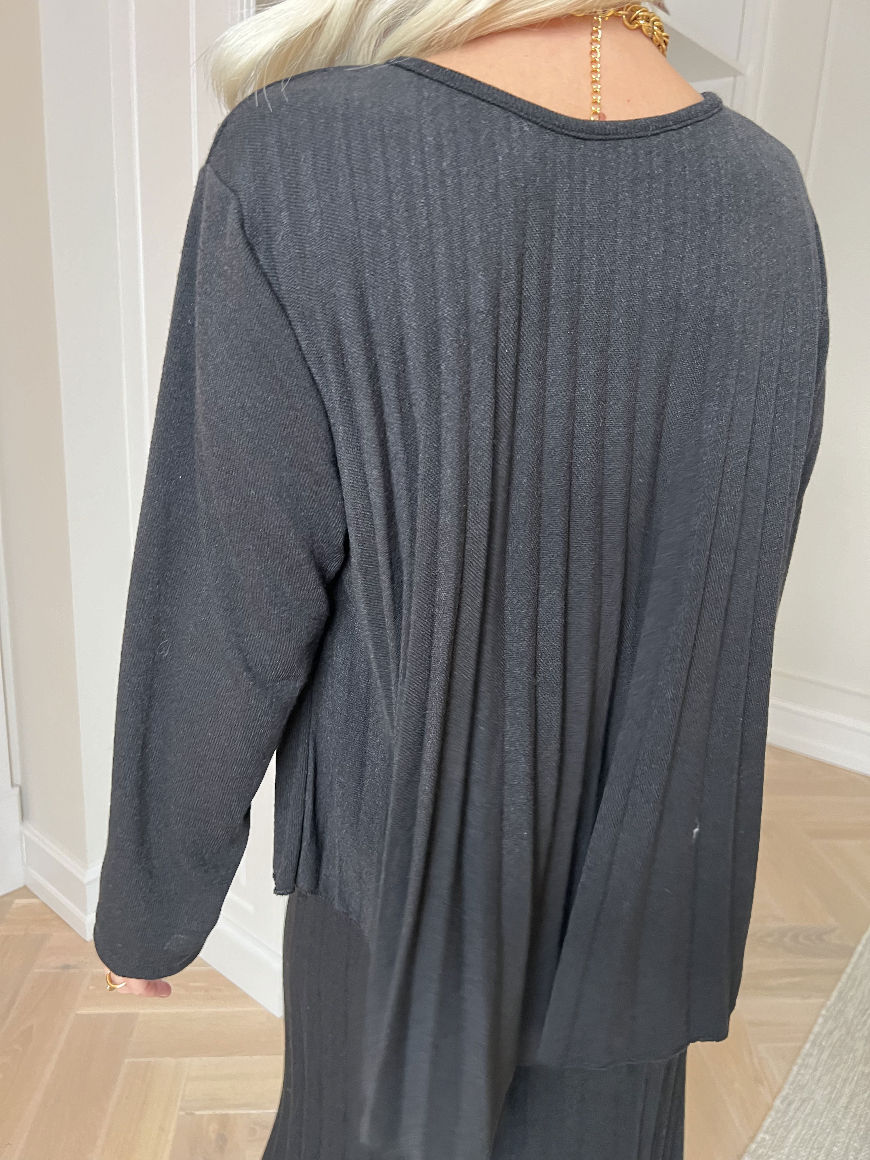 Anita Shirt - Blød plisseret strikbluse i viskose og uld